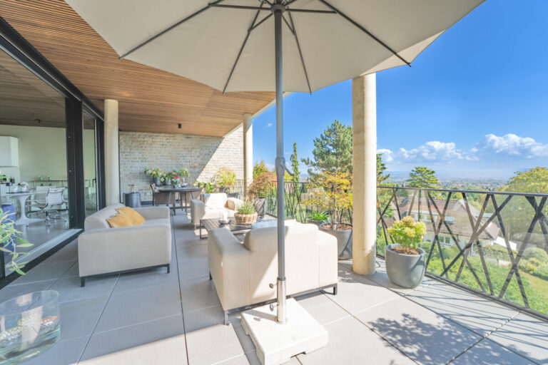 Große überdachte Terrasse