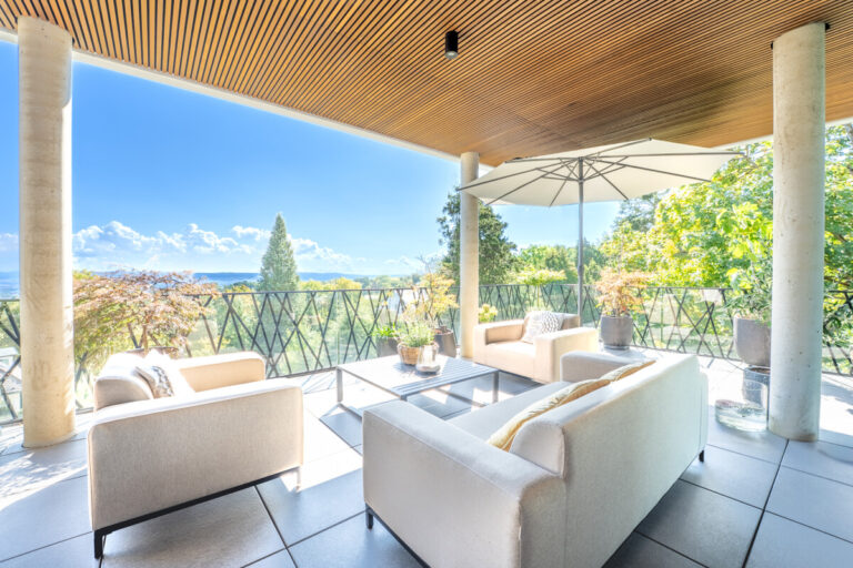 Große überdachte Terrasse