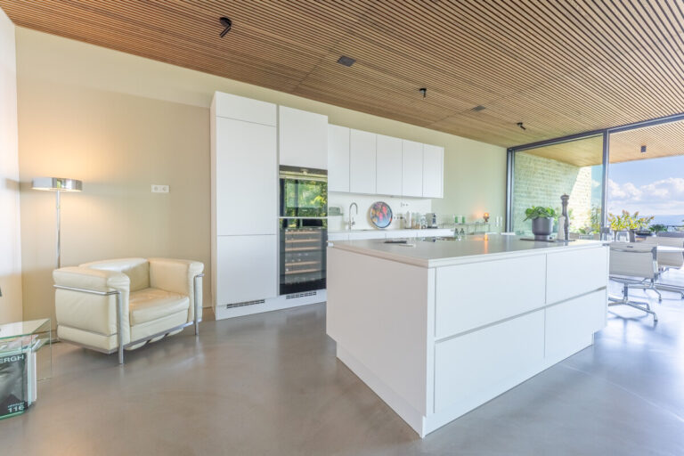 Offene Küche direkt am Essbereich und der großen Terrasse