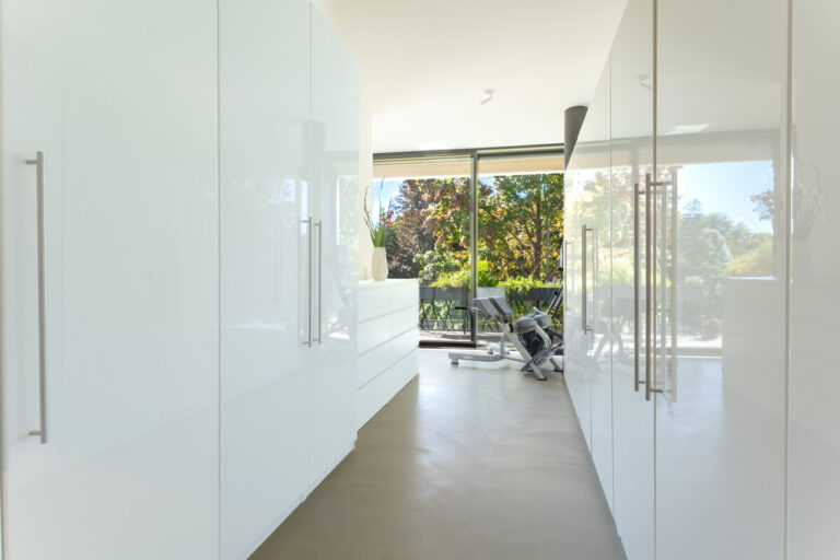 Umkleidezimmer am Schlafzimmer