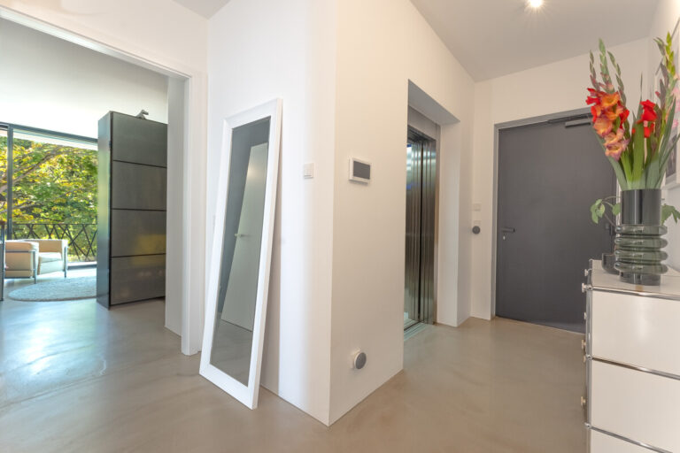 Eingangsbereich mit Wohnungstür und direktem Fahrstuhlzugang