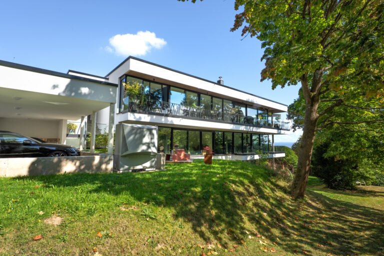 Seitlicher Blick auf das Haus