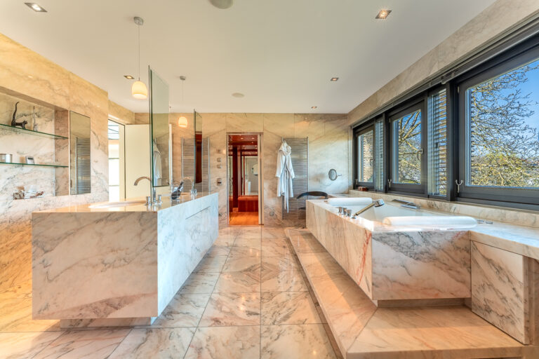 Haupt-Badezimmer mit Zugang zum Ankleidezimmer