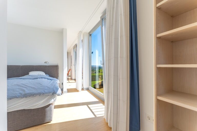 Blick von der Ankleideecke zum Schlafzimmer im 1. OG rechts
