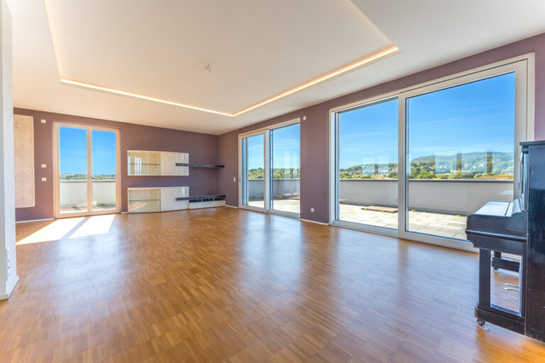 Wohnbereich mit Zugang zur Dachterrasse