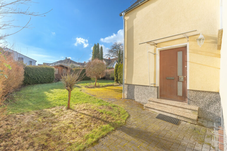 Haustür und Blick in den Garten