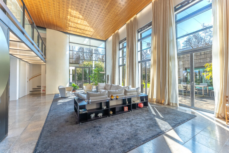Zweigeschossige Wohnhalle mit Zugang zum Atrium und die Terrasse