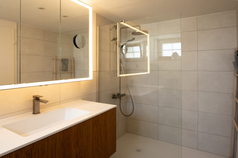 Badezimmer mit ebenerdiger Dusche