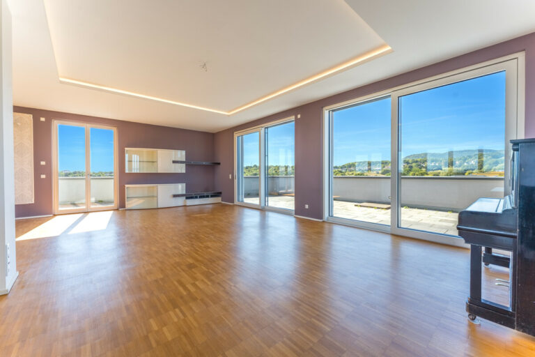 Wohnbereich mit Zugang zur Dachterrasse