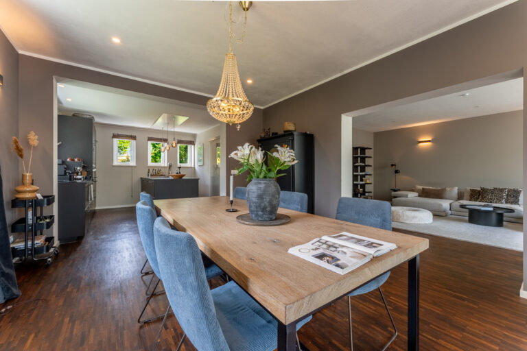 Esszimmer mit Küche und Wohnzimmer im Hintergrund