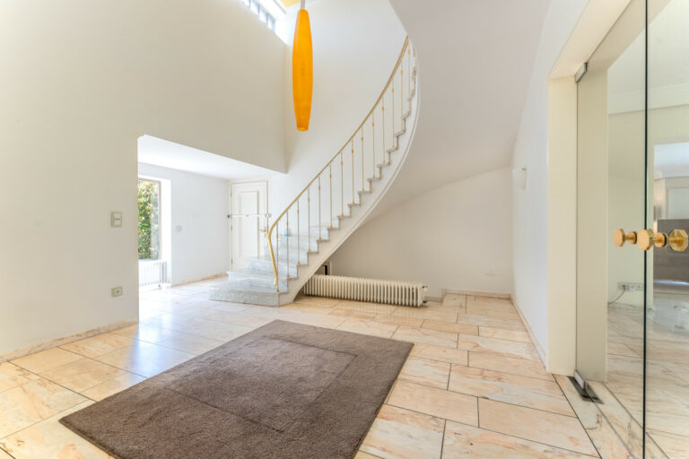 Representativer Eingangsbereich mit Treppenhaus 2
