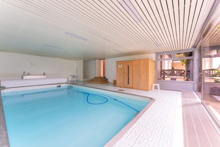 Schwimmbad mit Dusche und Sauna und Gartenzugang