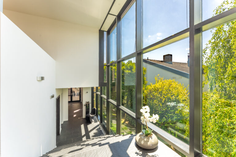 Lichtdurchflutetes Treppenhaus