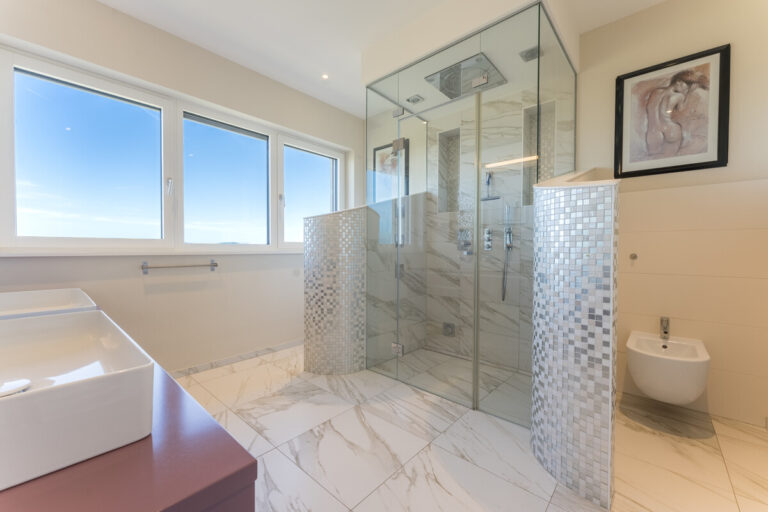 Badezimmer im Penthouse mit Dampfdusche