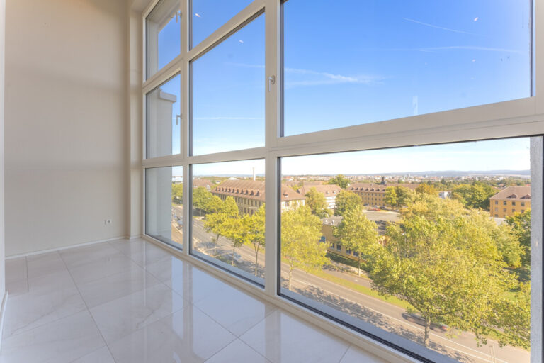 Eigenes Treppenhaus mit Panoramablick in der Maisonettewohnung