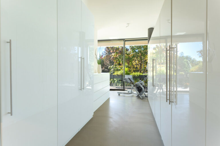 Umkleidezimmer am Schlafzimmer