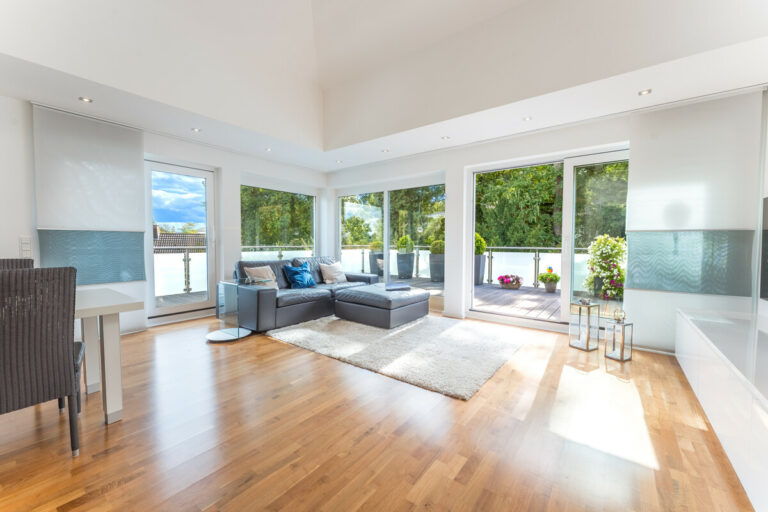 Wohnbereich mit Zugang zur Terrasse