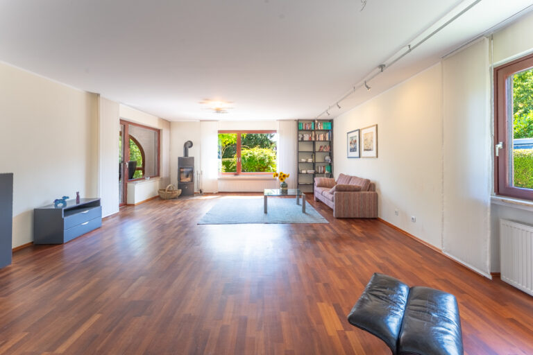 Wohnzimmer mit Zugang zur Terrasse