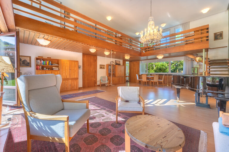 Zweigeschossiges Wohnzimmer mit Empore