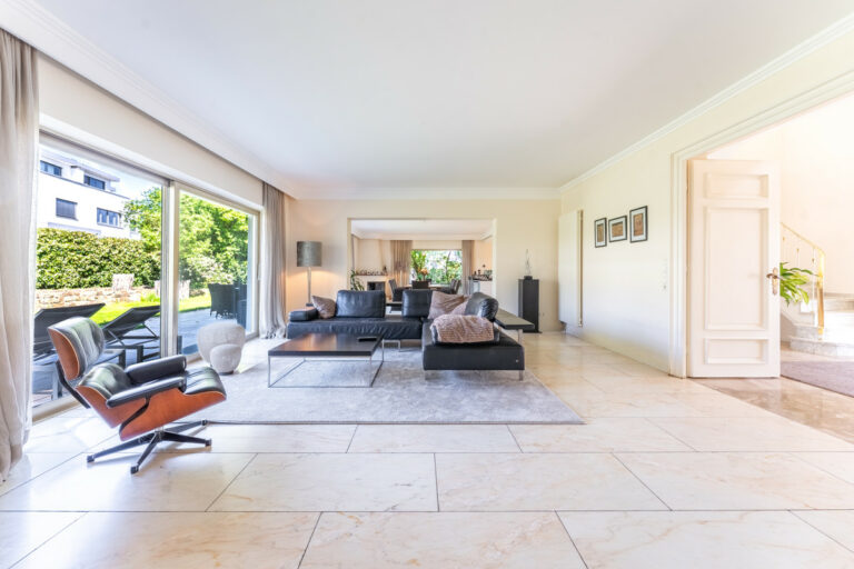 Wohnbereich mit Zugang zur Terrasse