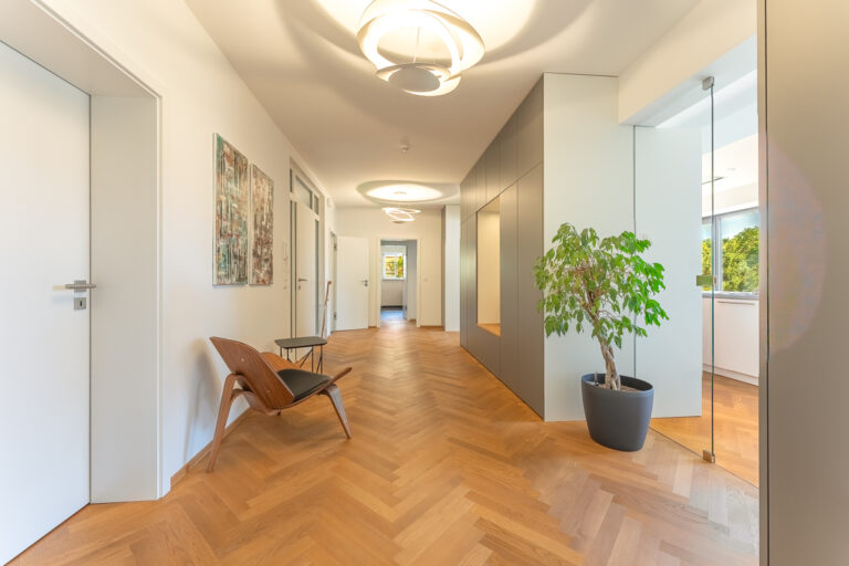 Flur mit Garderobe im Erdgeschoss