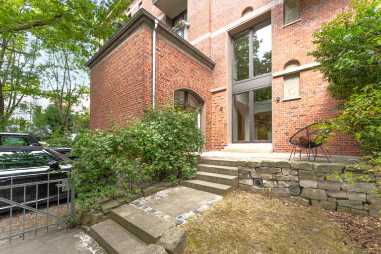 Garten mit Zugang zur Terrasse und den Stellplatz