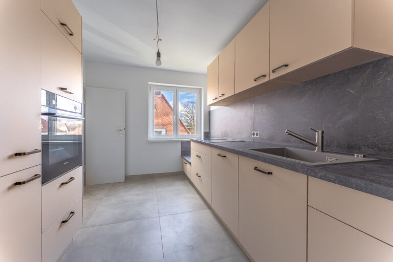 Küche mit Speisekammer