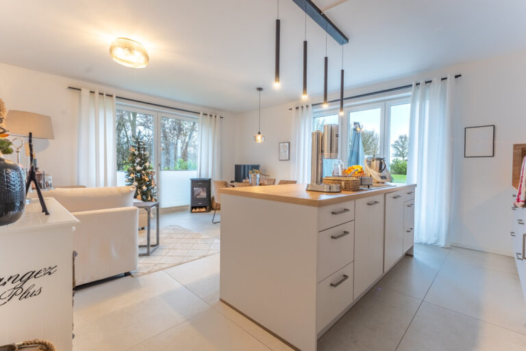 Offene Küche mit Blick in den Wohnbereich