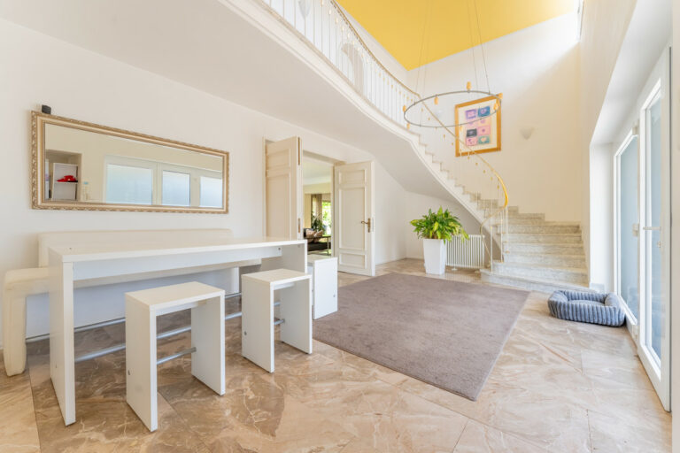 Representativer Eingangsbereich mit Treppenhaus 1