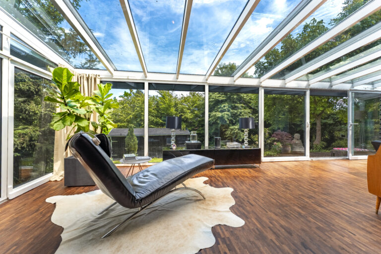 Blick vom Wohnzimmer zum Wintergarten