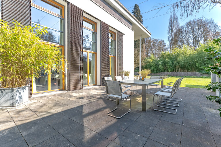 Atrium mit Zugang von der Wohnhalle und dem Poolbereich