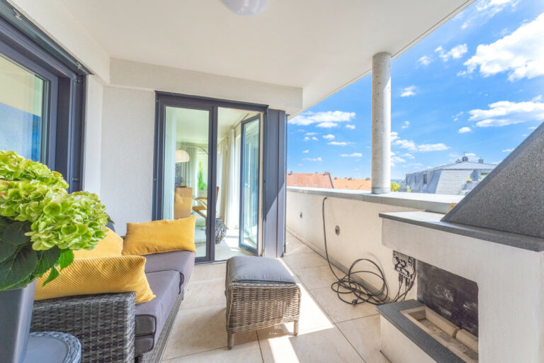 Terrasse am Wohnzimmer mit Kamin