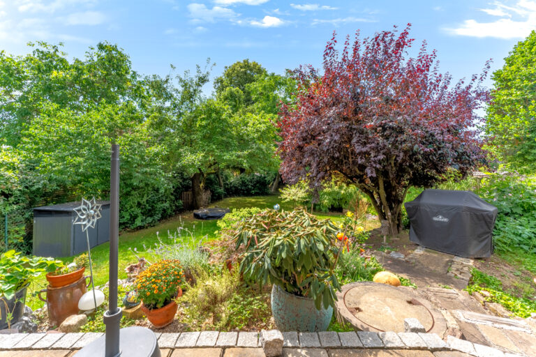 Blick von der Terrasse in den Garten Haus 2
