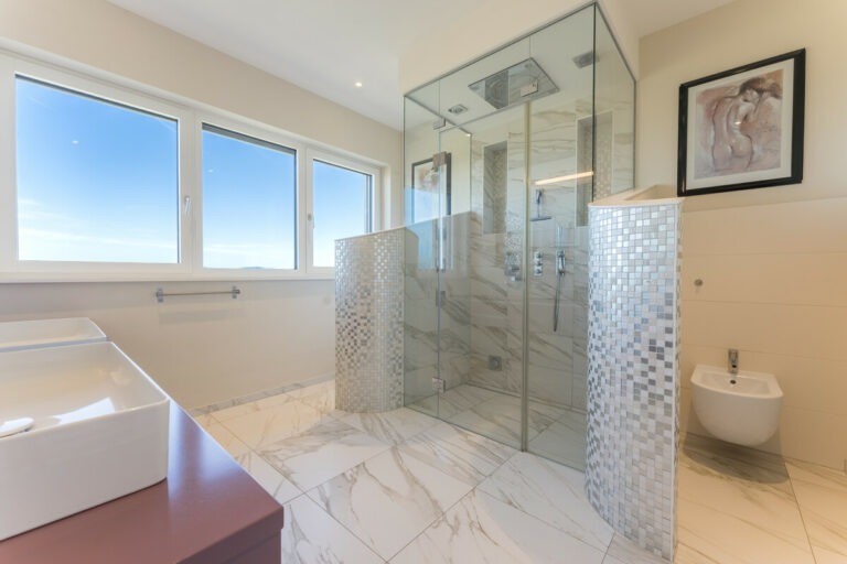 Badezimmer im Penthouse mit Dampfdusche