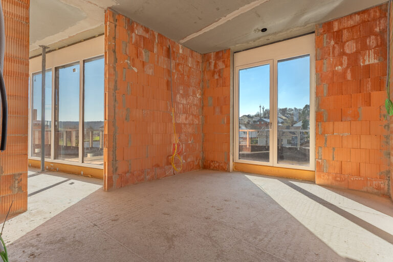 Schlafzimmer mit Zugang zum Badezimmer und zur Dachterrasse