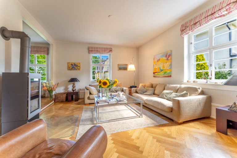 Blick aus dem Esszimmer ins Wohnzimmer