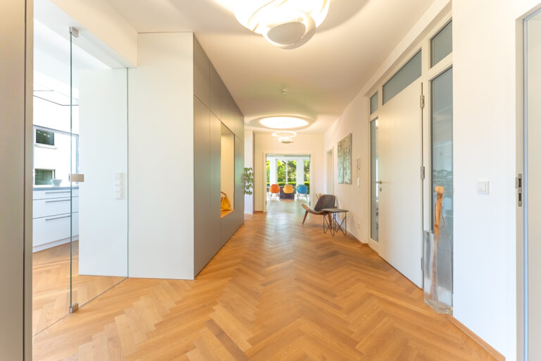 Flur mit Garderobe im Erdgeschoss