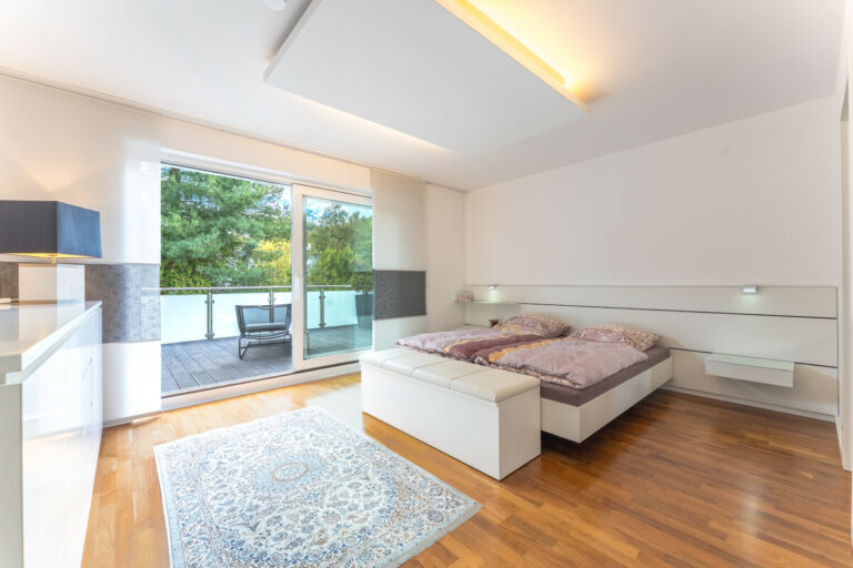 Schlafzimmer mit Durchgangsumkleide ins Badezimmer