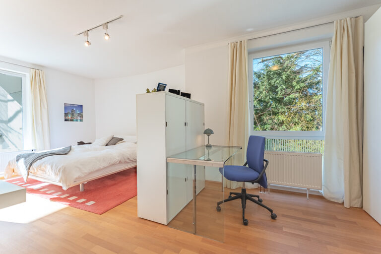 Elternschlafzimmer mit Zugang zur Terrasse