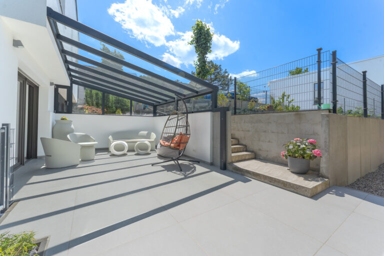 Terrasse im Erdgeschoss und Aufgang zum Garten