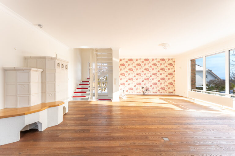 Blick vom Essbereich zum Wohnzimmer mit Kaminofen