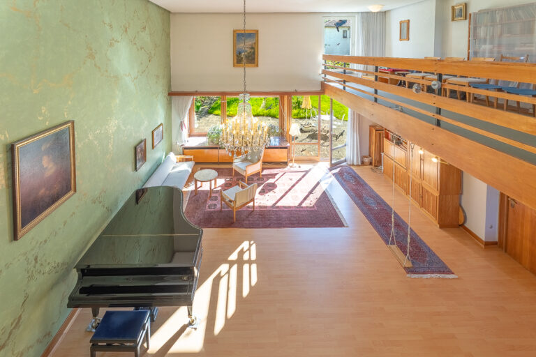 Blick von der Empore in das zweigeschossige Wohnzimmer