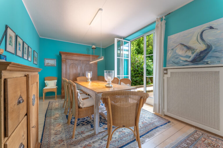 Esszimmer mit Zugang zur Terrasse und dem Garten