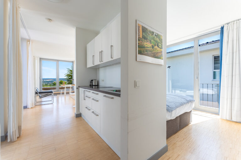 Blick vom Flur ins Schlafzimmer und zur Küchenzeile im 1. OG rechts