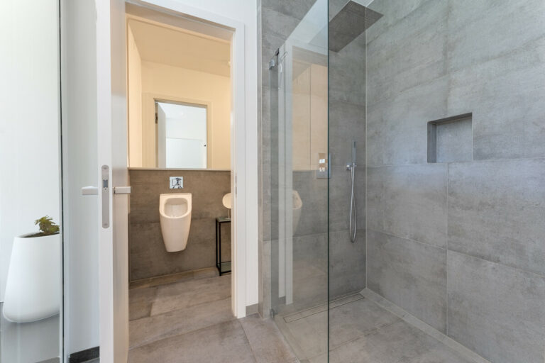 Begehbare Dusche und separates WC