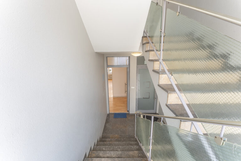 Treppenhaus und Büroeingang