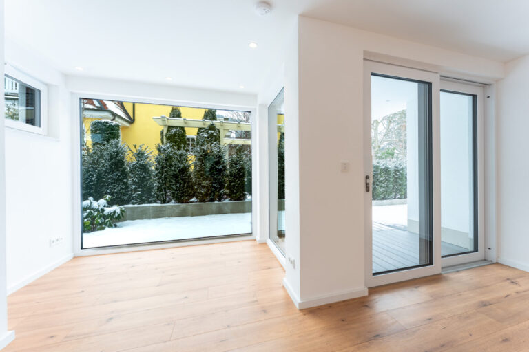 Wohnbereich mit Zugang zur Terrasse und den Garten