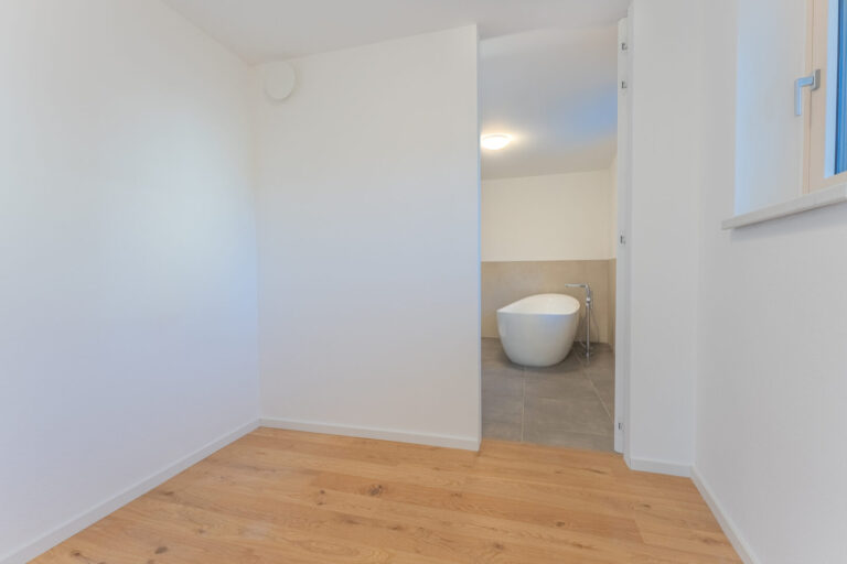 Ankleidezimmer zwischen Schlafzimmer und Badezimmer II