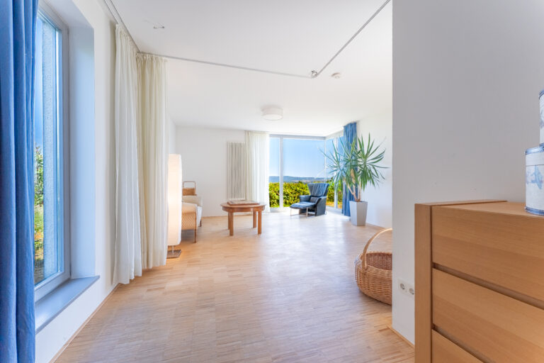 Blick vom Schlafbereich in den Wohnbereich im EG links