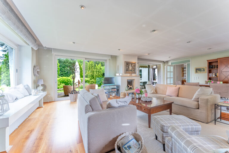 Wohnzimmer mit Zugang zur Terrasse und zum Garten